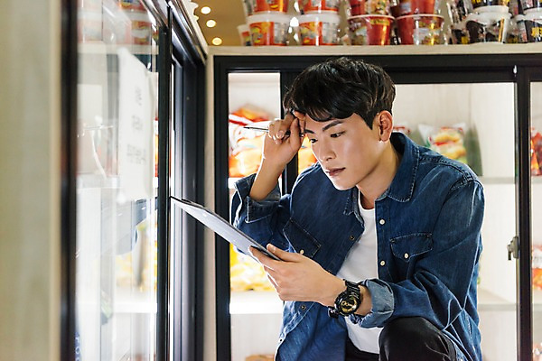 포토 JPG 응시 남자 실내 한명 앉기 상반신 20대 성인 앞모습 청춘 한국인 기록 문서 냉장고 아르바이트 pc방 재고정리 컵라면 성인남자한명만 최저임금 비정규직 재고 국내포토 1 시선 뷰포인트 컨셉 비즈니스 모션 사람 동양인 청년 내부 경제 가전제품 라면 상품 남자한명만 성인남자만 파일형식