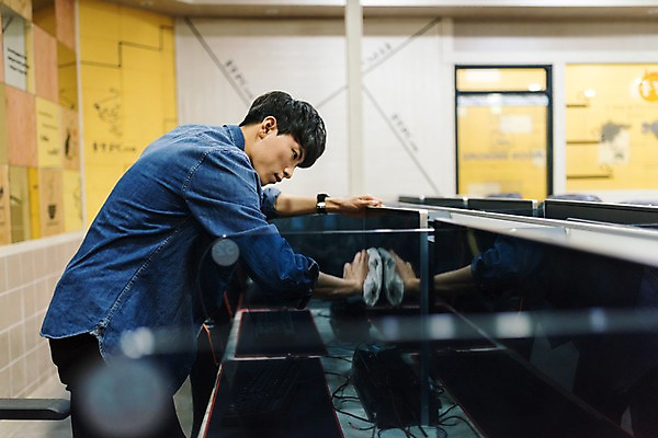 포토 JPG 남자 의자 실내 한명 서기 상반신 20대 성인 옆모습 청춘 모니터 한국인 청소 걸레 닦기 아르바이트 pc방 성인남자한명만 최저임금 비정규직 국내포토 1 뷰포인트 가구 컨셉 비즈니스 모션 사람 동양인 청년 내부 경제 컴퓨터 청소도구 남자한명만 성인남자만 파일형식