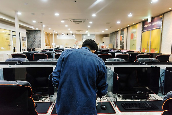 포토 JPG 남자 실내 한명 서기 상반신 20대 성인 뒷모습 컴퓨터 청춘 한국인 청소 닦기 아르바이트 pc방 성인남자한명만 최저임금 비정규직 국내포토 1 뷰포인트 컨셉 비즈니스 모션 사람 동양인 청년 내부 경제 전자제품 남자한명만 성인남자만 파일형식