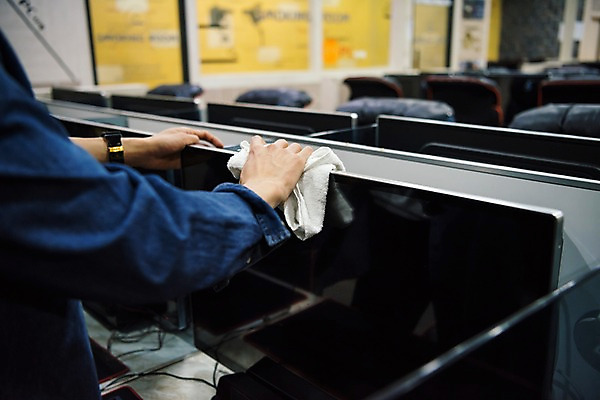 포토 JPG 남자 의자 실내 한명 서기 20대 성인 신체부위 컴퓨터 청춘 한국인 청소 걸레 닦기 팔 아르바이트 pc방 성인남자한명만 최저임금 비정규직 국내포토 1 가구 컨셉 비즈니스 모션 사람 동양인 청년 내부 경제 전자제품 청소도구 남자한명만 성인남자만 파일형식