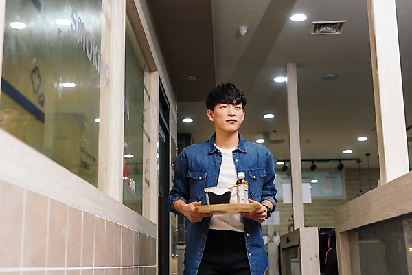 포토 JPG 남자 음료 실내 한명 서기 상반신 20대 성인 앞모습 컴퓨터 청춘 한국인 복도 서빙 아르바이트 pc방 컵라면 성인남자한명만 최저임금 비정규직 국내포토 1 뷰포인트 컨셉 비즈니스 모션 사람 동양인 청년 내부 경제 전자제품 라면 남자한명만 성인남자만 파일형식