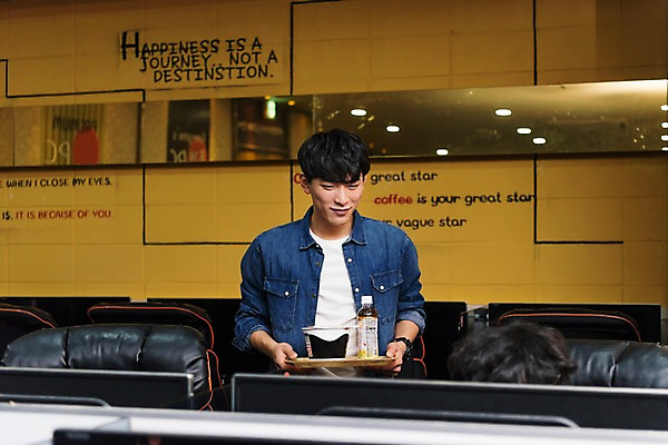 포토 JPG 남자 음료 의자 실내 서기 미소 상반신 20대 성인 두명 앞모습 컴퓨터 청춘 머리 한국인 서빙 아르바이트 pc방 컵라면 최저임금 비정규직 국내포토 뷰포인트 가구 컨셉 비즈니스 모션 표정 사람 동양인 청년 내부 신체부위 경제 전자제품 라면 파일형식