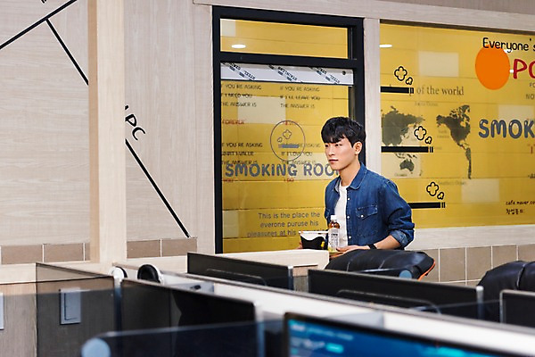 포토 JPG 남자 음료 실내 한명 서기 상반신 20대 성인 앞모습 컴퓨터 청춘 한국인 서빙 아르바이트 pc방 컵라면 성인남자한명만 최저임금 비정규직 국내포토 1 뷰포인트 컨셉 비즈니스 모션 사람 동양인 청년 내부 경제 전자제품 라면 남자한명만 성인남자만 파일형식