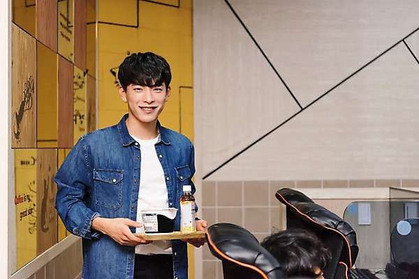 포토 JPG 남자 음료 의자 쟁반 실내 서기 미소 상반신 20대 성인 두명 앞모습 청춘 머리 한국인 서빙 아르바이트 pc방 컵라면 최저임금 비정규직 국내포토 뷰포인트 가구 컨셉 비즈니스 모션 표정 사람 동양인 청년 내부 신체부위 경제 라면 파일형식