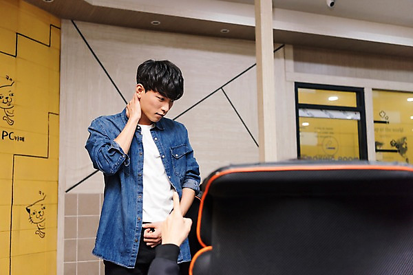포토 JPG 남자 의자 실내 서기 상반신 20대 성인 두명 앞모습 청춘 한국인 가리킴 꾸지람 아르바이트 pc방 최저임금 비정규직 블랙컨슈머 국내포토 뷰포인트 가구 컨셉 비즈니스 모션 사람 동양인 손짓 청년 내부 경제 체벌 고객 파일형식