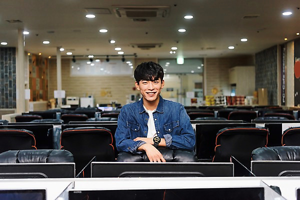 포토 JPG 남자 의자 조명 실내 한명 서기 미소 상반신 20대 성인 앞모습 컴퓨터 청춘 기댐 한국인 아르바이트 pc방 매장입구 성인남자한명만 최저임금 비정규직 국내포토 1 뷰포인트 가구 컨셉 비즈니스 모션 표정 사람 동양인 청년 내부 경제 전자제품 남자한명만 성인남자만 파일형식