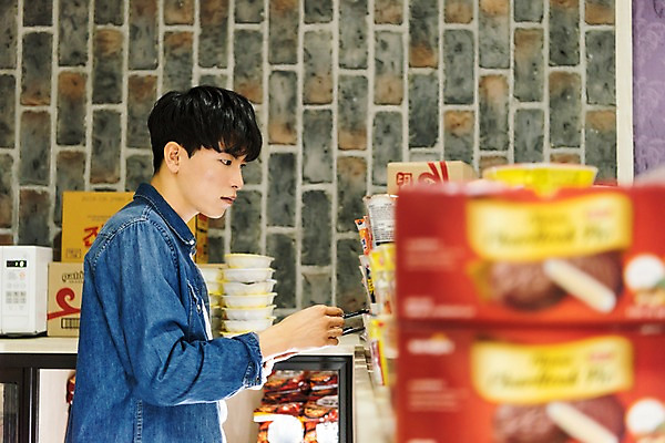 포토 JPG 남자 실내 한명 서기 상반신 20대 성인 옆모습 청춘 과자 한국인 아르바이트 pc방 재고정리 컵라면 성인남자한명만 최저임금 비정규직 재고 국내포토 1 뷰포인트 컨셉 비즈니스 모션 디저트 사람 동양인 청년 내부 경제 라면 상품 남자한명만 성인남자만 파일형식