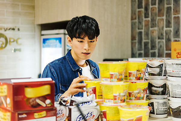 포토 JPG 응시 남자 실내 한명 서기 상반신 20대 성인 앞모습 청춘 과자 한국인 냉장고 아르바이트 pc방 재고정리 성인남자한명만 최저임금 비정규직 재고 국내포토 1 시선 뷰포인트 컨셉 비즈니스 모션 디저트 사람 동양인 청년 내부 경제 가전제품 상품 남자한명만 성인남자만 파일형식