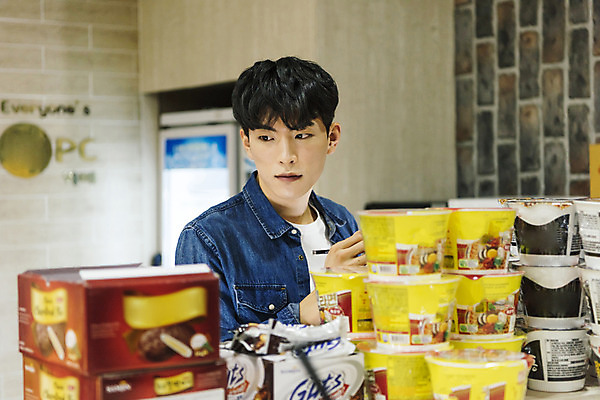 포토 JPG 응시 남자 실내 한명 서기 상반신 20대 성인 앞모습 청춘 과자 한국인 냉장고 아르바이트 pc방 재고정리 컵라면 성인남자한명만 최저임금 비정규직 재고 국내포토 1 시선 뷰포인트 컨셉 비즈니스 모션 디저트 사람 동양인 청년 내부 경제 가전제품 라면 상품 남자한명만 성인남자만 파일형식