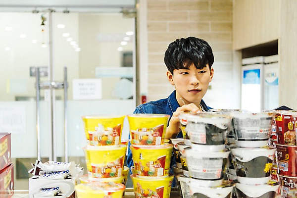 포토 JPG 응시 남자 실내 한명 서기 상반신 20대 성인 앞모습 청춘 과자 한국인 아르바이트 pc방 컵라면 성인남자한명만 최저임금 비정규직 국내포토 1 시선 뷰포인트 컨셉 비즈니스 모션 디저트 사람 동양인 청년 내부 경제 라면 남자한명만 성인남자만 파일형식