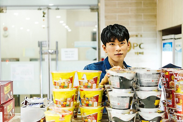 포토 JPG 남자 실내 한명 서기 상반신 20대 성인 앞모습 청춘 과자 한국인 아르바이트 pc방 재고정리 컵라면 성인남자한명만 최저임금 비정규직 재고 국내포토 1 뷰포인트 컨셉 비즈니스 모션 디저트 사람 동양인 청년 내부 경제 라면 상품 남자한명만 성인남자만 파일형식