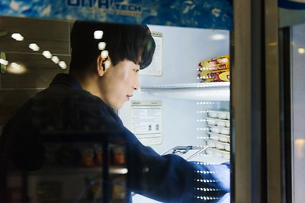 포토 JPG 응시 남자 실내 한명 서기 상반신 20대 성인 옆모습 청춘 한국인 냉장고 아르바이트 pc방 재고정리 성인남자한명만 최저임금 비정규직 재고 국내포토 1 시선 뷰포인트 컨셉 비즈니스 모션 사람 동양인 청년 내부 경제 가전제품 상품 남자한명만 성인남자만 파일형식