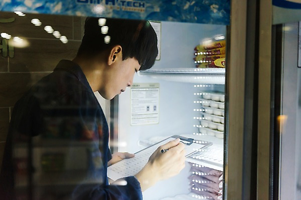 포토 JPG 남자 실내 한명 서기 상반신 20대 성인 옆모습 청춘 한국인 기록 문서 냉장고 아르바이트 pc방 재고정리 성인남자한명만 최저임금 비정규직 재고 국내포토 1 뷰포인트 컨셉 비즈니스 모션 사람 동양인 청년 내부 경제 가전제품 상품 남자한명만 성인남자만 파일형식