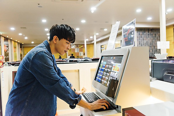 포토 JPG 응시 남자 실내 한명 서기 상반신 20대 성인 옆모습 컴퓨터 청춘 한국인 키보드 아르바이트 pc방 포스기 성인남자한명만 최저임금 비정규직 국내포토 1 시선 뷰포인트 컨셉 비즈니스 모션 사람 동양인 청년 내부 경제 전자제품 기계 남자한명만 성인남자만 파일형식