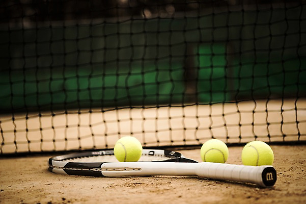 포토 JPG 주간 사람없음 야외 흙 테니스 테니스라켓 테니스용품 세개 네트 테니스장 테니스공 국내포토 자연요소 스포츠용품 스포츠 공 스포츠시설 3 구기 라켓 파일형식