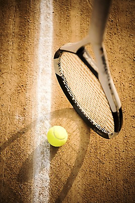 포토 JPG 주간 바닥 그림자 사람없음 야외 한개 흙 테니스 테니스라켓 테니스용품 테니스장 테니스공 국내포토 자연요소 1 스포츠용품 공 스포츠시설 구기 라켓 파일형식