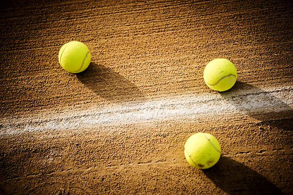 포토 JPG 주간 바닥 사람없음 야외 흙 테니스 테니스용품 세개 테니스장 테니스공 국내포토 자연요소 스포츠용품 공 스포츠시설 3 구기 파일형식