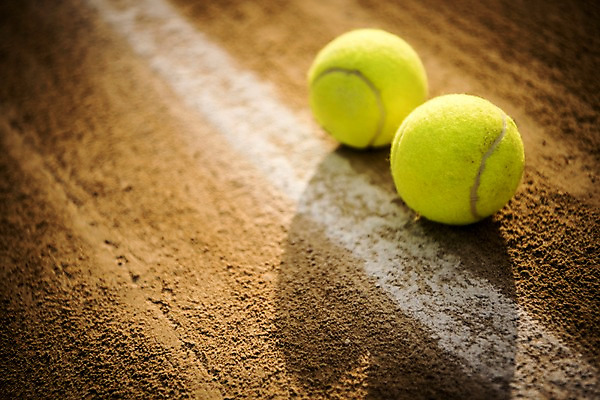 포토 JPG 주간 바닥 그림자 사람없음 야외 흙 두개 테니스 테니스용품 테니스장 테니스공 국내포토 자연요소 스포츠용품 2 공 스포츠시설 구기 파일형식