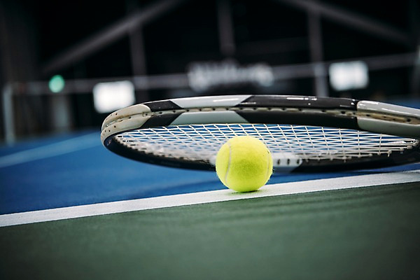 포토 JPG 바닥 실내 사람없음 파란색 한개 테니스 테니스라켓 테니스용품 테니스장 테니스공 국내포토 1 스포츠용품 컬러 공 스포츠시설 내부 구기 라켓 파일형식