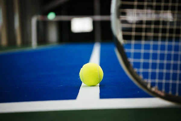 포토 JPG 바닥 실내 사람없음 파란색 한개 테니스 테니스라켓 테니스용품 테니스장 테니스공 국내포토 1 스포츠용품 컬러 공 스포츠시설 내부 구기 라켓 파일형식