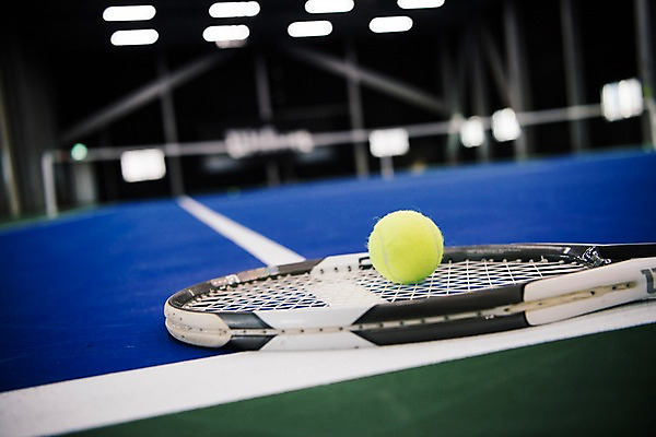 포토 JPG 바닥 실내 사람없음 파란색 한개 테니스 테니스라켓 테니스용품 테니스장 테니스공 국내포토 1 스포츠용품 컬러 공 스포츠시설 내부 구기 라켓 파일형식