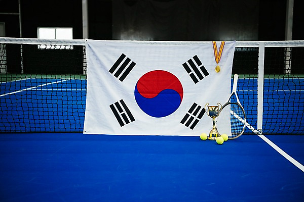 포토 JPG 실내 사람없음 테니스 테니스라켓 테니스용품 세개 네트 테니스장 태극기 테니스공 트로피 금메달 국내포토 스포츠용품 스포츠 공 스포츠시설 3 내부 구기 라켓 국기 상_우승 메달 파일형식