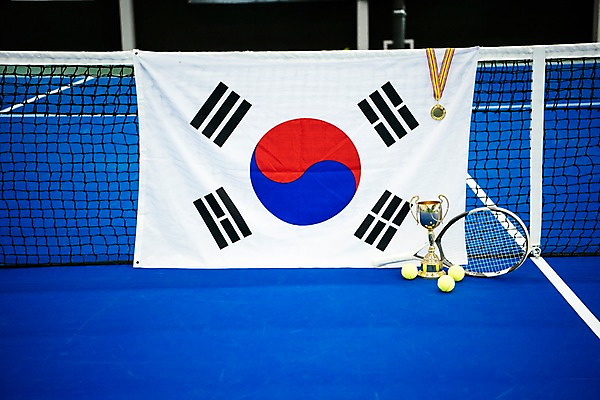 포토 JPG 실내 사람없음 테니스 테니스라켓 테니스용품 세개 네트 테니스장 태극기 테니스공 트로피 금메달 국내포토 스포츠용품 스포츠 공 스포츠시설 3 내부 구기 라켓 국기 상_우승 메달 파일형식