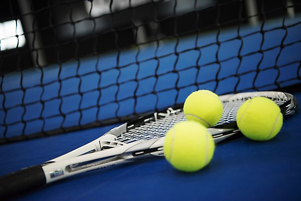포토 JPG 실내 사람없음 테니스 테니스라켓 테니스용품 세개 네트 테니스장 테니스공 국내포토 스포츠용품 스포츠 공 스포츠시설 3 내부 구기 라켓 파일형식