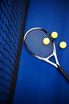 포토 JPG 바닥 실내 사람없음 파란색 테니스 테니스라켓 테니스용품 세개 네트 테니스장 테니스공 국내포토 스포츠용품 스포츠 컬러 공 스포츠시설 3 내부 구기 라켓 파일형식