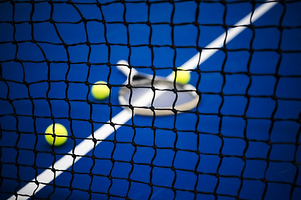 포토 JPG 바닥 실내 사람없음 파란색 테니스 테니스라켓 테니스용품 세개 네트 테니스장 테니스공 국내포토 스포츠용품 스포츠 컬러 공 스포츠시설 3 내부 구기 라켓 파일형식