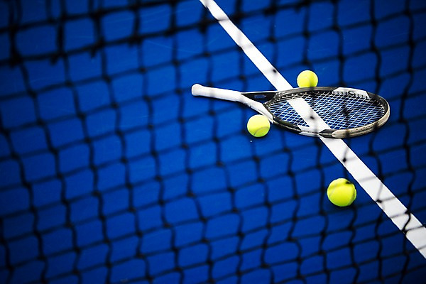 포토 JPG 바닥 실내 사람없음 파란색 테니스 테니스라켓 테니스용품 세개 네트 테니스장 테니스공 국내포토 스포츠용품 스포츠 컬러 공 스포츠시설 3 내부 구기 라켓 파일형식