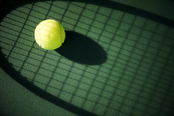 포토 JPG 바닥 실내 그림자 사람없음 한개 테니스 테니스용품 테니스장 테니스공 국내포토 1 스포츠용품 공 스포츠시설 내부 구기 파일형식