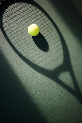 포토 JPG 바닥 실내 그림자 사람없음 한개 테니스 테니스용품 테니스장 테니스공 국내포토 1 스포츠용품 공 스포츠시설 내부 구기 파일형식