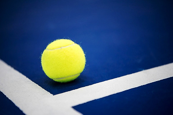 포토 JPG 바닥 실내 사람없음 파란색 한개 테니스 테니스용품 모서리 테니스장 테니스공 클래식블루 트렌드컬러 국내포토 1 스포츠용품 컬러 공 스포츠시설 내부 구기 파일형식 트랜드컬러