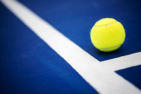 포토 JPG 바닥 실내 사람없음 파란색 한개 테니스 테니스용품 모서리 테니스장 테니스공 클래식블루 트렌드컬러 국내포토 1 스포츠용품 컬러 공 스포츠시설 내부 구기 파일형식 트랜드컬러