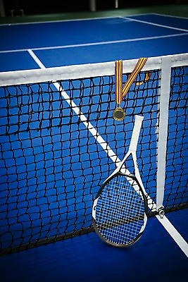 포토 JPG 실내 사람없음 테니스 테니스라켓 테니스용품 네트 테니스장 금메달 국내포토 스포츠용품 스포츠 스포츠시설 내부 구기 라켓 메달 파일형식