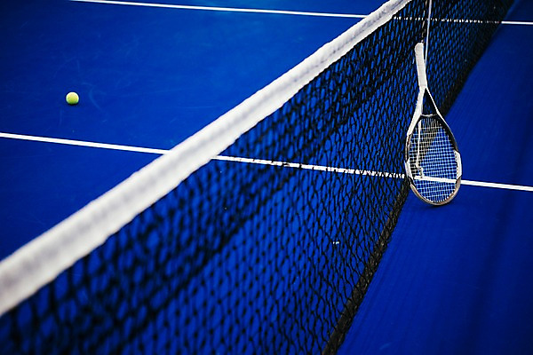 포토 JPG 바닥 실내 사람없음 파란색 한개 테니스 테니스라켓 테니스용품 네트 테니스장 테니스공 국내포토 1 스포츠용품 스포츠 컬러 공 스포츠시설 내부 구기 라켓 파일형식