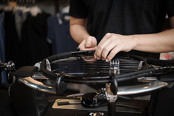 포토 JPG 손 남자 실내 한명 성인 신체부위 테니스라켓 테니스용품 제조 만들기 수공예 국내포토 1 스포츠용품 모션 사람 내부 테니스 라켓 공예 파일형식