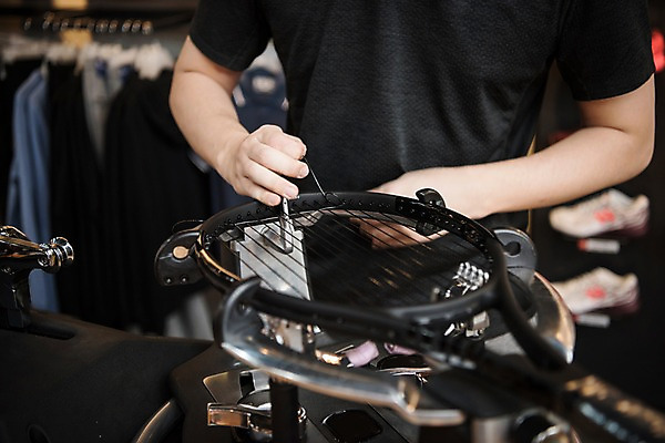 포토 JPG 손 남자 실내 한명 성인 신체부위 테니스라켓 테니스용품 제조 만들기 국내포토 1 스포츠용품 모션 사람 내부 테니스 라켓 파일형식