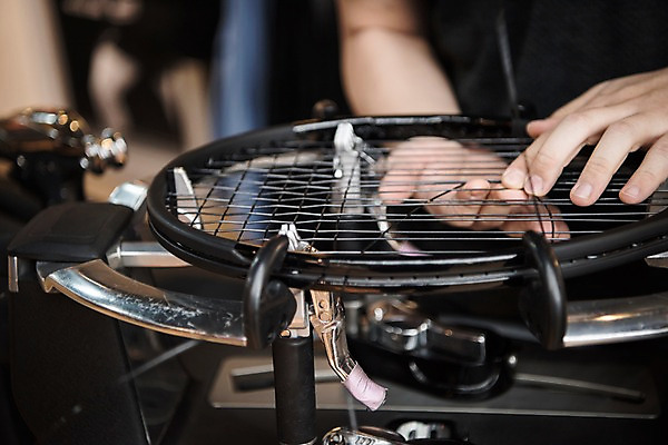 포토 JPG 손 남자 실내 한명 성인 신체부위 테니스라켓 테니스용품 제조 만들기 국내포토 1 스포츠용품 모션 사람 내부 테니스 라켓 파일형식