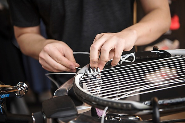 포토 JPG 손 남자 실내 한명 성인 신체부위 테니스라켓 테니스용품 제조 만들기 국내포토 1 스포츠용품 모션 사람 내부 테니스 라켓 파일형식
