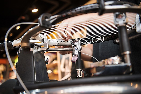 포토 JPG 손 남자 실내 한명 성인 신체부위 테니스라켓 테니스용품 제조 만들기 국내포토 1 스포츠용품 모션 사람 내부 테니스 라켓 파일형식