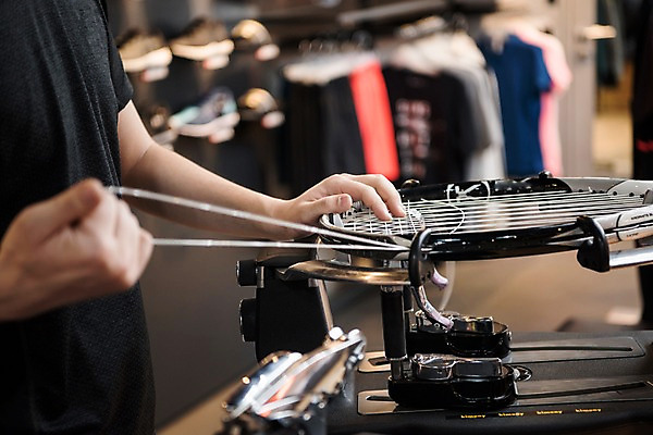 포토 JPG 손 남자 실내 한명 성인 신체부위 테니스라켓 테니스용품 제조 국내포토 1 스포츠용품 사람 내부 테니스 라켓 파일형식