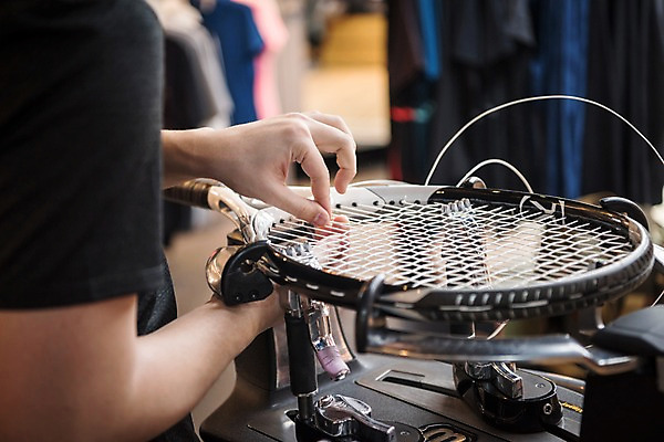 포토 JPG 손 남자 실내 한명 성인 신체부위 테니스라켓 테니스용품 제조 국내포토 1 스포츠용품 사람 내부 테니스 라켓 파일형식