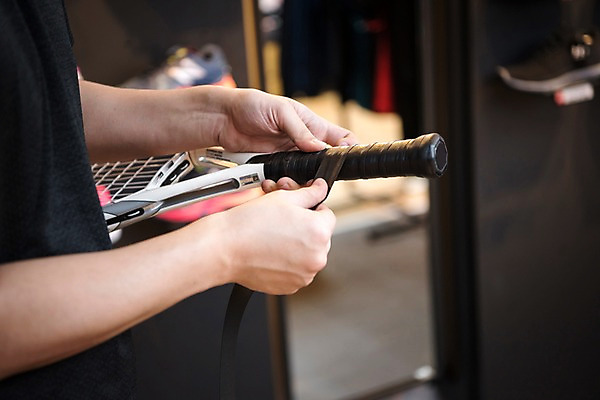 포토 JPG 손 남자 실내 손잡이 한명 성인 신체부위 테니스라켓 테니스용품 국내포토 1 스포츠용품 사람 내부 테니스 라켓 파일형식