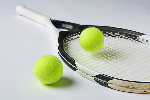포토 JPG 스튜디오촬영 실내 사람없음 두개 테니스 테니스라켓 테니스용품 테니스공 국내포토 스포츠용품 2 공 내부 구기 라켓 파일형식
