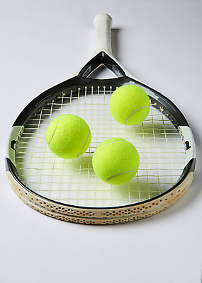 포토 JPG 스튜디오촬영 실내 사람없음 테니스 테니스라켓 테니스용품 세개 테니스공 국내포토 스포츠용품 공 3 내부 구기 라켓 파일형식