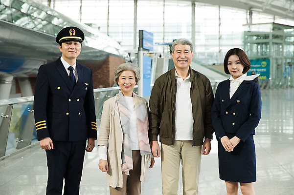 포토 JPG 여자 노년 남자 여행 유니폼 실내 서기 미소 여러명 상반신 20대 앞모습 30대 노부부 한국인 60대 공항 승무원 손모으기 기장 인천국제공항 국내포토 직업 부부 옷 뷰포인트 다수 교통시설 모션 표정 사람 동양인 손짓 청년 성인 내부 장년 인천 파일형식