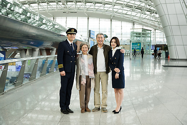포토 JPG 전신 여자 노년 남자 여행 유니폼 실내 서기 미소 여러명 20대 앞모습 30대 노부부 한국인 60대 공항 승무원 기장 인천국제공항 어깨에손 국내포토 직업 부부 옷 뷰포인트 다수 교통시설 모션 표정 사람 동양인 청년 성인 내부 장년 인천 파일형식