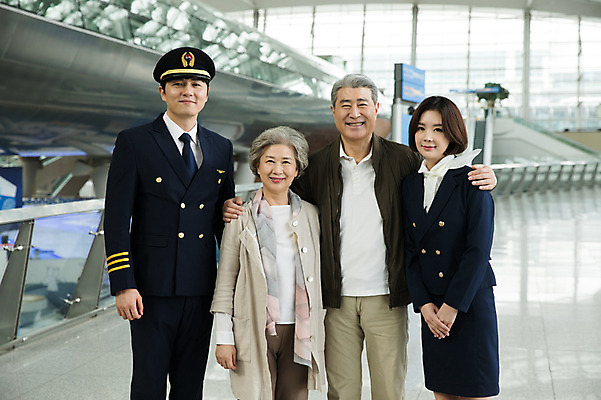 포토 JPG 여자 노년 남자 여행 유니폼 실내 서기 미소 여러명 상반신 20대 앞모습 30대 노부부 한국인 60대 공항 승무원 기장 인천국제공항 어깨에손 국내포토 직업 부부 옷 뷰포인트 다수 교통시설 모션 표정 사람 동양인 청년 성인 내부 장년 인천 파일형식